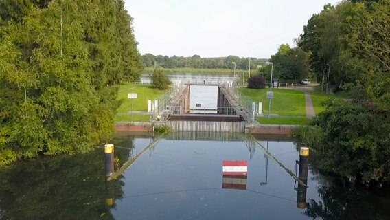 Die Schleuse Strohbrück trennt seit 2001 den Achterwehrer Schifffahrtskanal vom Nord-Ostsee-Kanal. Nach der Beschädigung eines Schleusentores ist sie seitdem "vorübergehend außer Betrieb". © NDR 