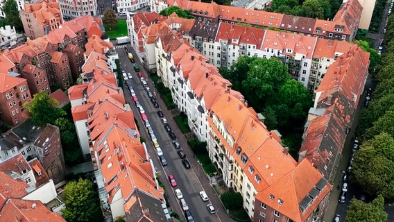Erst aus der Luft erkennt man, welche grünen Oasen sich hinter den Häuserfassaden verbergen, wie hier im Stadteil Linden. © NDR/Kamera Zwei 