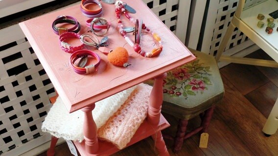 Omas Tischchen sieht mit Kreidefarbe und Wachs gleich ganz anders aus. Ein Blickfang im Kieler "LadenGUT". © NDR 