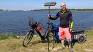 Sechzig Kilometer pro Tag: Radwegwart Daniel Barten kennt jede Kurve des Rostocker Radwegnetzes und die schlimmen Ecken. Wo die spitzen Scherben liegen und der rutschige Sand. © NDR 