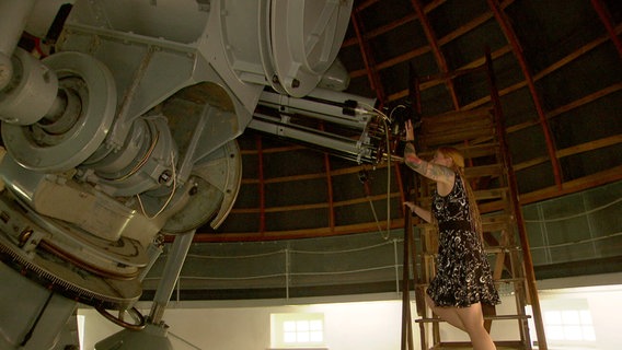 Astrophysikerin Kathrin Böckmann in der Bergedorfer Sternwarte. © NDR 