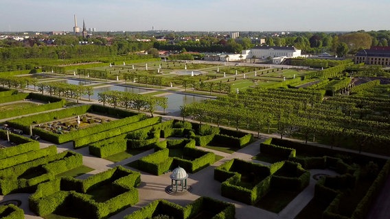 Mit einem der bedeutendsten Barockgärten Europas bietet Hannover seinen Bewohnern und Touristen aus aller Welt eine große grüne Lunge. Vor mehr als 300 Jahren wurden die Herrenhäuser Gärten als Lustwandelfläche angelegt und waren zunächst elitären Kreisen vorbehalten. © NDR 