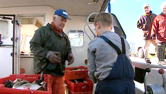 An den Wochenenden hat der kleine Paul Opa immer beim Fischen und Verkauf geholfen. © NDR/Hanse TV 