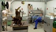 Eigentlich verarbeitet und veredelt Roberto Keppler Fisch. Neuerdings macht er aber auch Kunst. © NDR/Hanse TV 