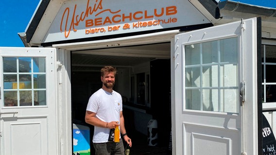 Ben Hinrichs kommt aus Krefeld am Niederrhein und ist neu auf der Insel Baltrum. Mit einem Insulaner möchte der 37-Jährige die Nordseeküche mit Bowles und Cocktails "aufpeppen" in ihrem neuen Beachclub. © NDR/Katrin Heineking 