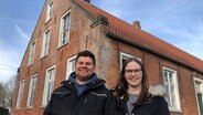 Moritz und Vanessa Messerer haben sich ein altes Kapitänshaus gekauft. © NDR/video:arthouse 