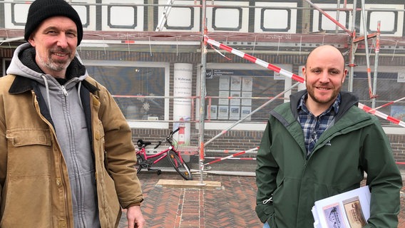 Sven Rathjen vom Monumentendienst (links) besucht Hotelier Hubert Rummeni auf Borkum. © NDR/video:arthouse 