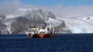 Ein Krilltrawler übergibt seinen Fang an ein Frachtschiff. © NDR/Michael Höft 