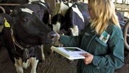 Die Vertreterin der RinderAllianz, Johanna Schendel, beim Besichtigen mehrerer Dutzend Kühe in einem Stall in Steinhausen/Mecklenburg. © NDR Foto: Anke Gehrmann