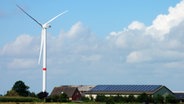 Diese 150 Meter hohe Windmühle gehört derzeit zu den größten Anlagen. © © NDR/PIER 53 Filmproduktion/Carsten Rau 