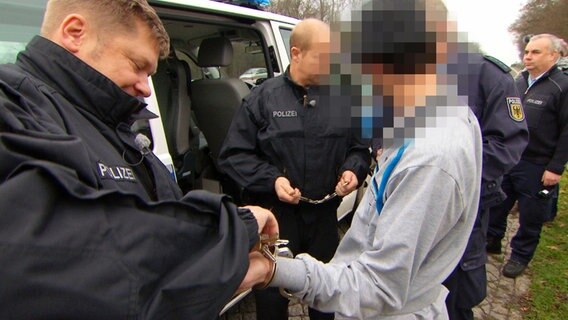 Auf der A 11 nahe Pasewalk: Die Bundespolizisten Olaf Kruse (links) und Uwe Schulz nehmen einen mutmaßlichen Schleuser fest. © NDR 