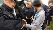 Auf der A 11 nahe Pasewalk: Die Bundespolizisten Olaf Kruse (links) und Uwe Schulz nehmen einen mutmaßlichen Schleuser fest. © NDR 