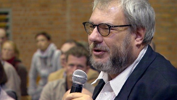 Für viele ist er "der Hoffnungsträger": Ralph Weber hat überraschend die meisten Stimmen auf der Insel geholt. © NDR 