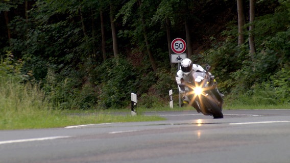 Ein Motorradfahrer legt sich tief in eine Kurve. © NDR 