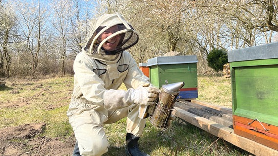 Gut geschützt geht Jo Hiller auf Tuchfühlung mit den Bienen. © NDR/Saskia Engels 