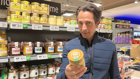 Honig aus dem Supermarkt, die Auswahl ist riesig. © NDR/Saskia Engels 