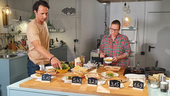 Jo Hiller und Eliane Neubert kochen Fast Food-Produkte nach © NDR/Anneke Müller 
