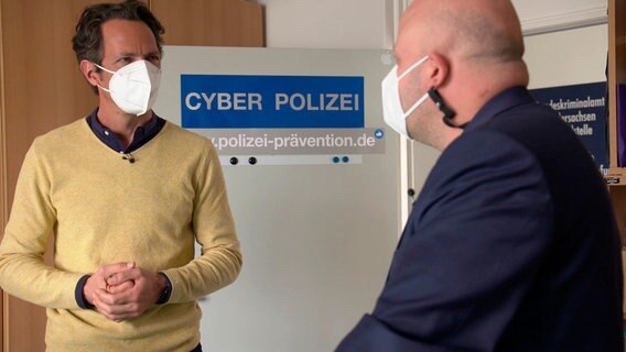 Jo Hiller lässt sich von Hans-Joachim Henschel aus der Zentralstelle Prävention/Cybercrime im Landeskriminalamt Niedersachsen erklären, woran man Fakeshops erkennen kann - und warum die Strafverfolgung sich oft als so schwierig erweist. © NDR 