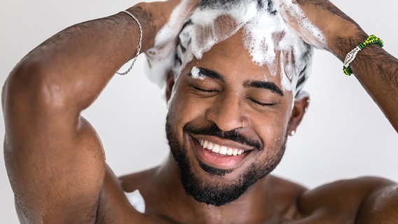 Ein Mann schäumt sich die Haare ein. © Colourbox Foto: Aleksandre