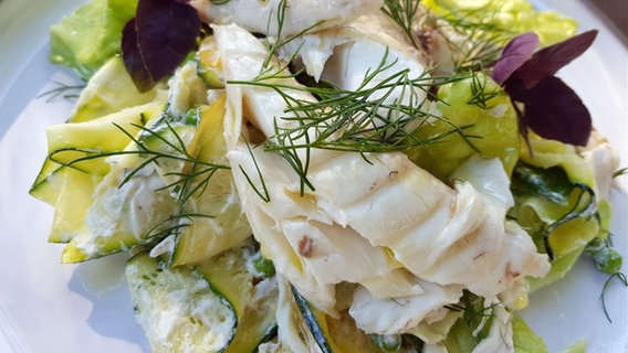 Dorade in der Salzkruste mit Zucchini-Erbsen-Salat © NDR 