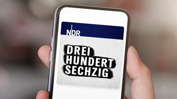 Auf einem Handy wird der Podcast "dreihundersechzig" angezeigt. © istockphoto.com Foto: Natee Meepian