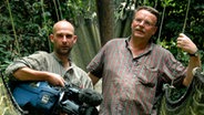 Die Filmemacher Hans-Peter Kuttler und Ernst Sasse (v.l.) während der Dreharbeiten für "Bama der Gorillamann" in Kamerun © NDR Naturfilm 