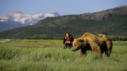 Andreas Kieling fotografiert einen Grizzly  