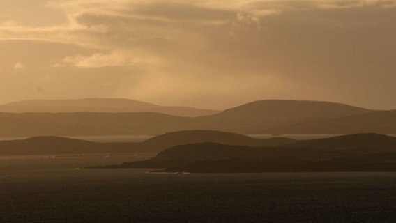 Sonnenuntergang auf den schottischen Orkneys. Bis ins 18. Jahrhundert herrschten rege Handelsbeziehungen zu Norwegen, und auch heute noch stehen die Orkadier ihren nordöstlichen Nachbarn näher als dem Rest von Schottland. © Grospitz & Westphalen Filmproduktion 