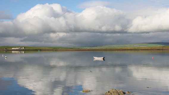 Die Orkneys sind baumlos und flach; das Klima mild und vom Golfstrom beeinflusst. © Grospitz & Westphalen Filmproduktion 