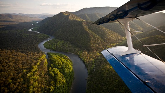 Blick aus einem Flugzeug über einen Flusslauf © Doclights GmbH/NDR Naturfilm 