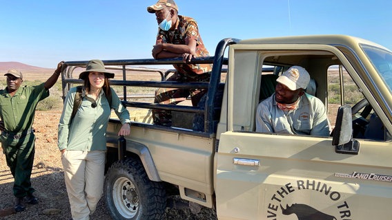 Hannah Emde bei der Suche nach freilebenden Nashörnern: Ganz selten nimmt das Team der Anti-Wilderer-Einheit Fremde mit auf Patrouille. © NDR/doclights/Tina Muffert 