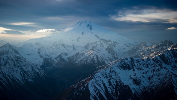 Mit einer Gipfelhöhe von über 5.600 Metern ist der Elbrus der höchste Berg des Kaukasus. Damit ist der schlafende Vulkan gut 800 Meter höher als der Mont Blanc, der höchste Berg der Alpen. © © NDR/Altayfilm/NDR Naturfilm 