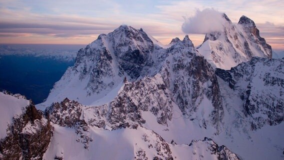 "Ushba" heißt übersetz "Schrecklicher Berg". Der Doppelgipfel galt unter Bergsteigern Anfang des 20. Jahrhunderts als schwierigster Berg der Welt. © NDR/Altayfilm/NDR Naturfilm 