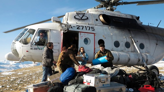 Über 500 Tage hat das Team im Kaukasus insgesamt verbracht. Das Equipment für die High-End Produktion musste per Hubschrauber in die unzugänglichen Bergregionen geflogen werden. © NDR/Altayfilm/NDR Naturfilm 