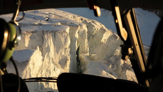 Ein Blick aus dem Helikopter auf einen der vielen Gletscher im Kaukasus. © NDR/Altayfilm/NDR Naturfilm 