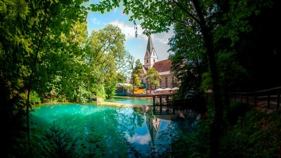 Der Blautopf erhielt seinen Namen durch die intensive Farbe seines Wassers. In gut 20 Meter Tiefe liegt der Eingang zu einem weitverzweigten Höhlensystem. © NDR/Wolf Wichmann 