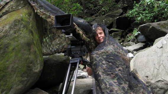 Gut getarnt ist halb gefilmt. Nach diesem Motto handelt Kameramann Henry Mix auch im Regenwald von Bhutan. © NDR/Christina Karliczek/NDR Naturfilm 
