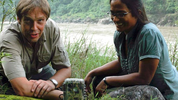 Die Biologin Kashmira Kakati und Tierfilmer Henry Mix sind beide begeisterte Raubkatzenfans. © NDR/Christina Karliczek/NDR Naturfilm 