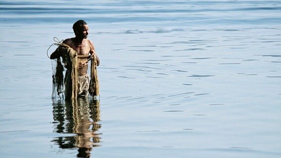 Ein Fischer holt seine Netze im Nil ein. Im alten Ägypten spielte der Fischfang als Entlohnung eine grosse Rolle. © NDR/WDR/BR/BBC/George Chan 