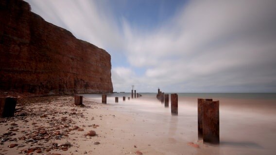 Insel mit vielen Gesichtern: Auf Helgoland liegen rote Klippen und feiner Sandstrand nur einen Steinwurf voneinander entfernt. © NDR/Annegret Walter & Robert Morgenstern 