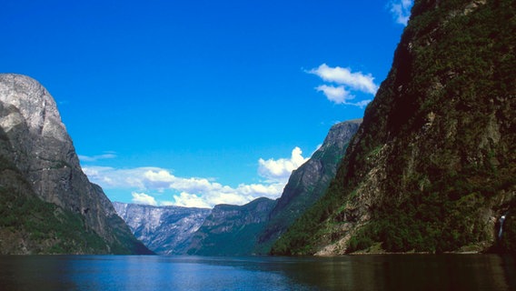 Zusammen mit dem Geirangerfjord gehört der Naeroyfjord seit 2005 zum UNESCO-Weltnaturerbe Westnorwegische Fjorde. © © NDR/Jens Westphalen & Thoralf Grospitz 