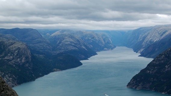 Wo die Berge ins Meer fallen: Norwegens berühmter Lysefjord ist an einigen Stellen bis zu 500 Meter tief. © © NDR/Florian Graner 