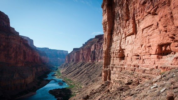 Die Nankoweap Kornspeicher gehören zu den Überbleibseln menschlicher Siedlungen im Grand Canyon. Die ältesten gefundenen menschlichen Gegenstände sind annähernd 12.000 Jahre alt und stammen aus der paleoindianischen Zeit. © NDR/Doclights GmbH/Matthew Kline 