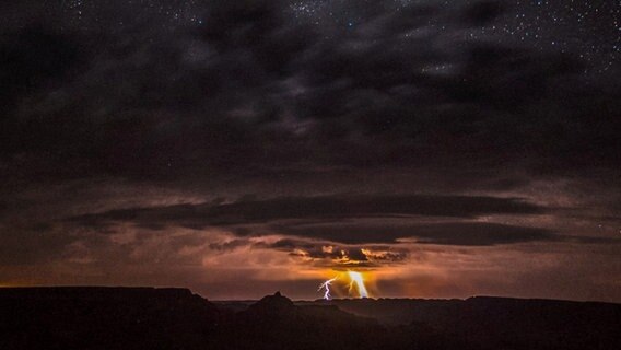 Blitze am Horizont. © NDR/Doclights GmbH/Matthew Kline 