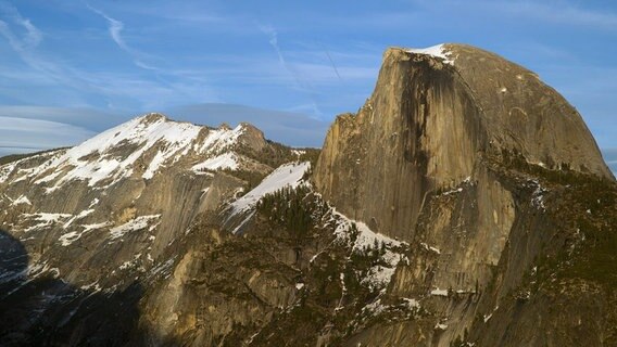 Mit knapp 2.700 Metern ist er ein Mecca für Kletterer aus aller Welt: Der Half Dome im Yosemite Valley. © NDR/NDR Naturfilm/doclights 