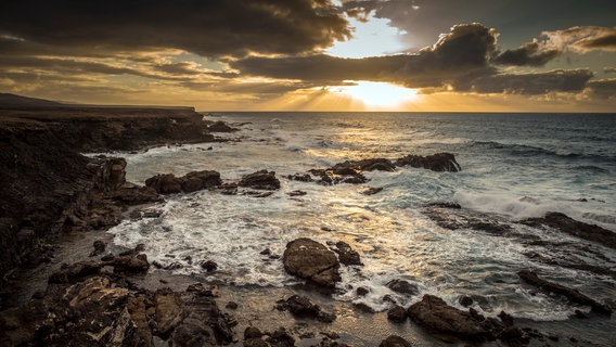 Die Tindaya Klippen im Nordwesten der Insel Fuerteventura. Für die Ureinwohner der Insel war Tindaya ein heiliger Ort, dem Zauberkräfte zugeschrieben wurden. © NDR/NDR Naturfilm/doclights/Science Vision/Michael Schlamberger 