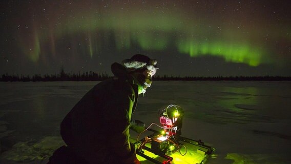 Justin Maquire filmt mit einer Zeitraffer Kamera Polarlichter. © NDR/NDR NAturfilm/doclights/Brian Leith Productions/Terra Mater/Kieran ODonovan 