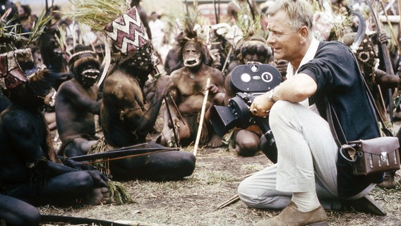 Heinz Sielmann in Neuguinea - Dreharbeiten bei einem rituellen Fest. © NDR/NDR Naturfilm/Doclights GmbH 