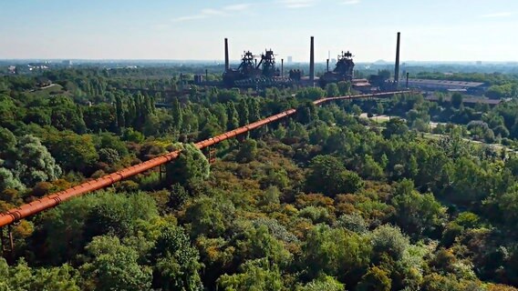 Der Landschaftspark Duisburg Nord. Im Zeitraum von 1990 bis 1999 entstand rund um das alte Hüttenwerk Duisburg Meiderich ein einmaliger Natur-, Kultur- und Freizeitpark. Eine Landschaft im Wandel von einer Industrieregion zur Industrienatur. © NDR/WDR/Light & Shadow GmbH 