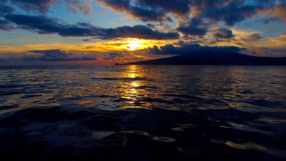 Sonnenuntergang und Blick gen Westen von der Insel Pico in Richtung Fajal. © NDR/ORF Universum/Erich Proell 